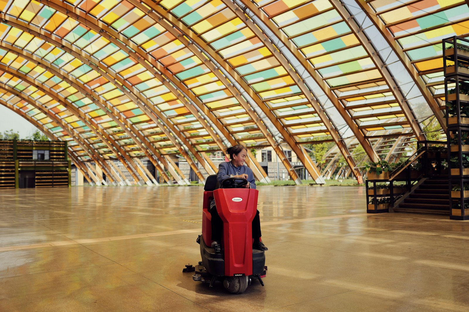 Masina profesionala pentru intretinerea pardoselilor intr-un spatiu comercial.